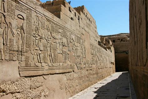 Il Tempio di Kom Ombo: Un Viaggio Attraverso Due Divinità!