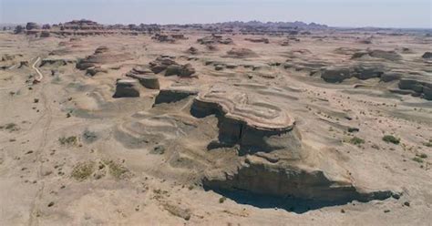   Il Parco Geologico di Karamay: Una danza tra rocce antiche e paesaggi surreali!