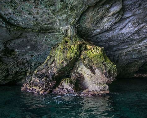 La Grotta del Drago Celeste: Un Ritratto Storico di Splendore Minerale!