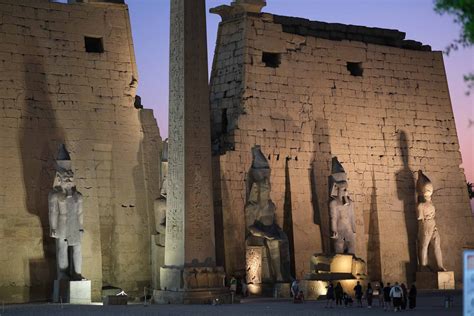 Il Tempio di Luxor: Un gioiello archeologico che sussurra storie millenarie!