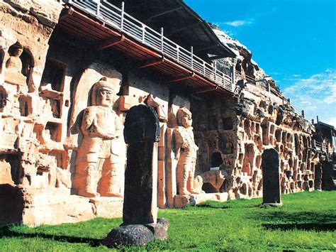 I magnifici affreschi rupestri di Binglingsi Grotto vi lasceranno senza fiato!